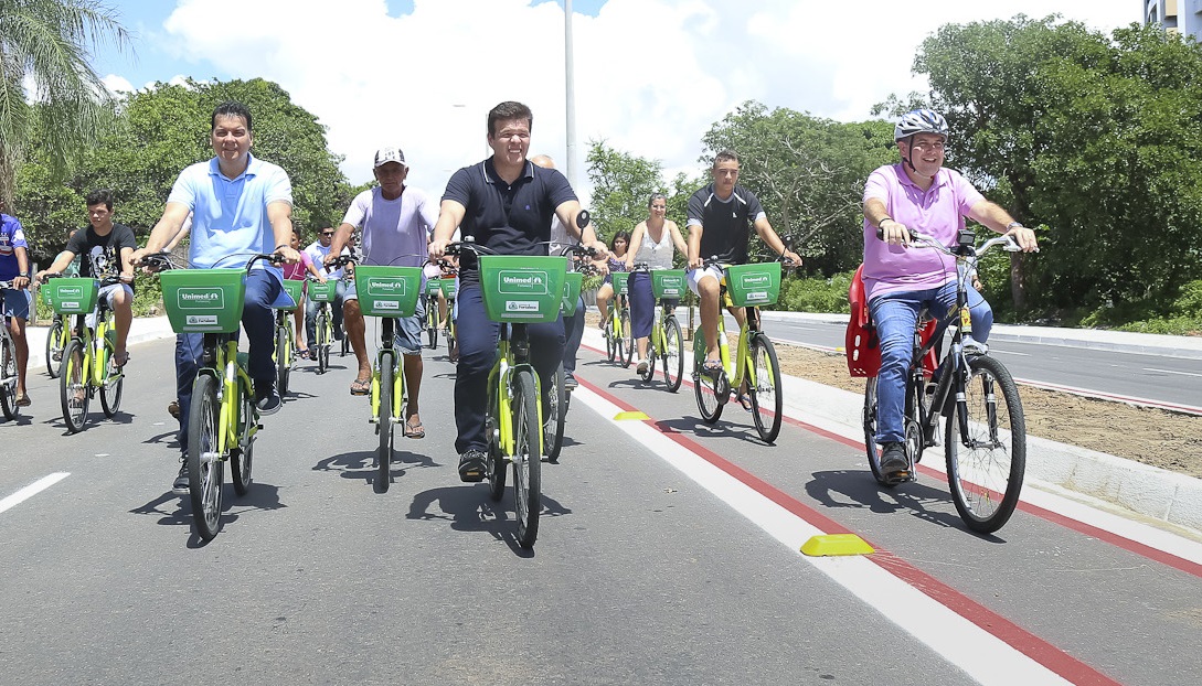 prefeito roberto cláudia anda de bicicleta